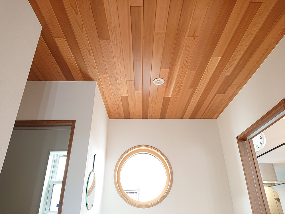 ホールの天井は無垢板張り、ランダム張りでデザインをつけながら木の香りを楽しめます。