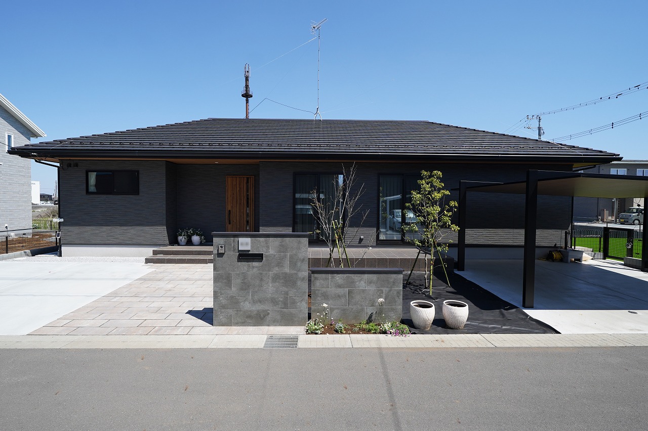 クロスと照明にこだわった二階建ての家