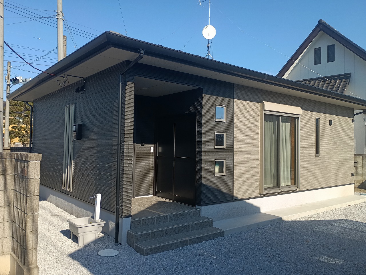 家族が集う、シックな佇まいの平屋